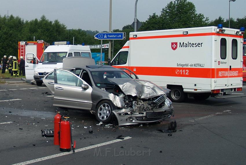 Schwerer Unfall mit Reisebus Lohmar Donrather Dreieck P312.JPG